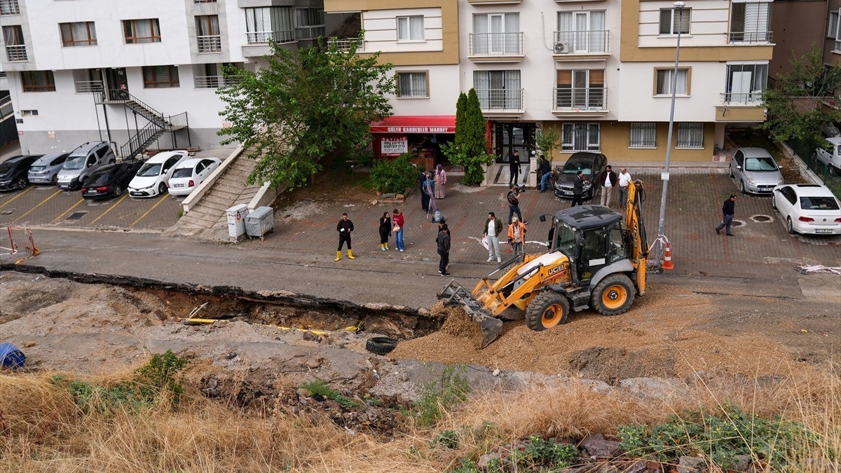 Başkentte selden çöken yolda onarım çalışmaları sürüyor Başkentte selden çöken yolda onarım çalışmaları sürüyor