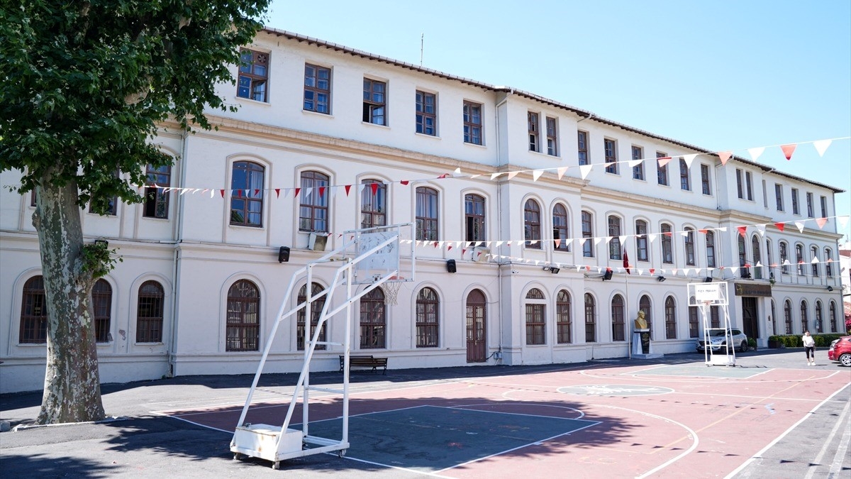 Cağaloğlu Anadolu Lisesi Osmanlı’dan günümüze 176 yıllık eğitim mirasını taşıyor Cağaloğlu Anadolu Lisesi Osmanlı’dan günümüze 176 yıllık eğitim mirasını taşıyor