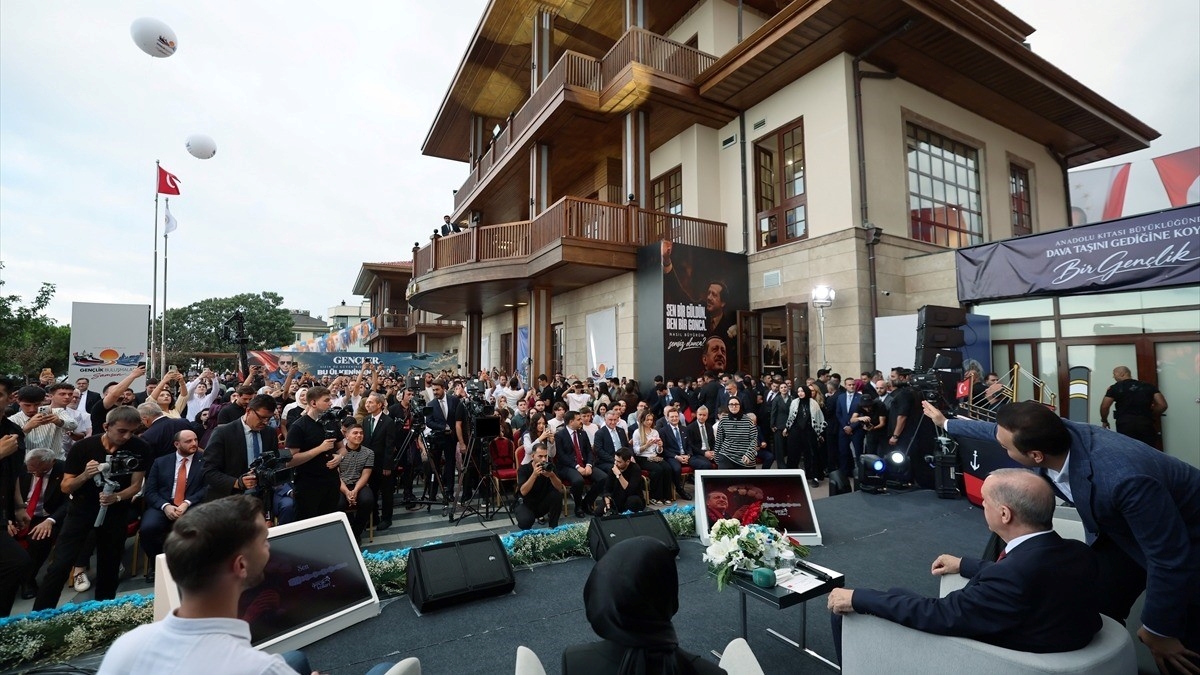 Cumhurbaşkanı Erdoğan: Coğrafyamızın savaşlarla boğuştuğu zorlu dönemde, milletimizi tehlikelerden uzak tuttuk Cumhurbaşkanı Erdoğan: Coğrafyamızın savaşlarla boğuştuğu zorlu dönemde, milletimizi tehlikelerden uzak tuttuk