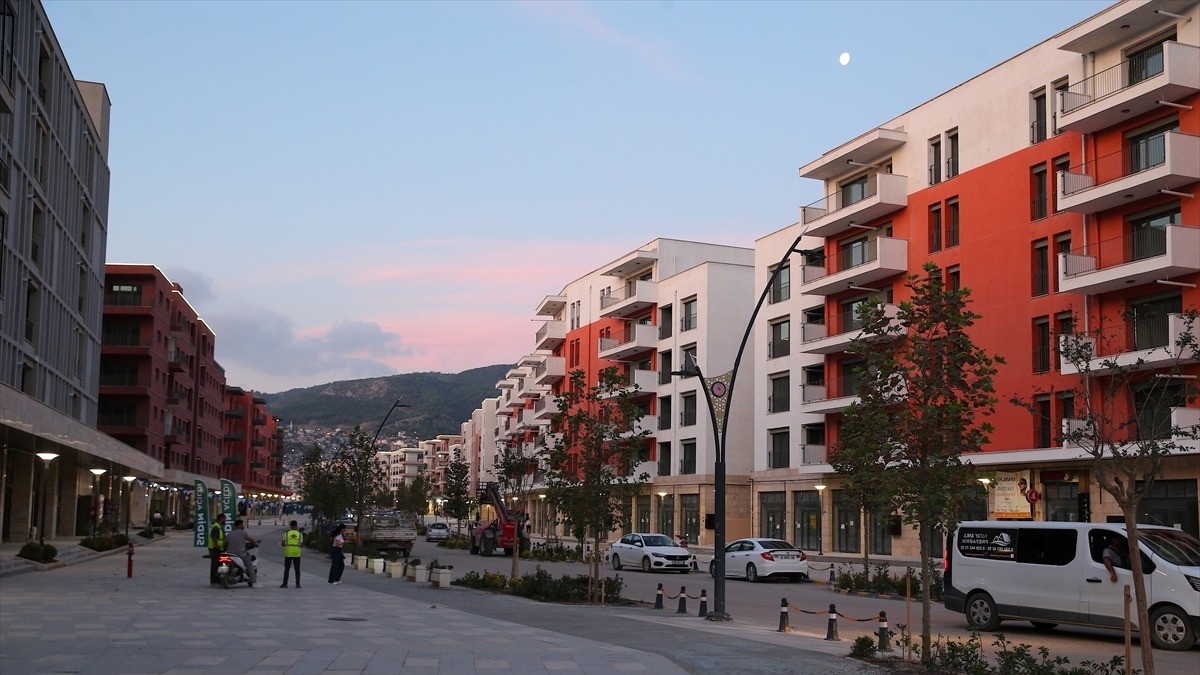 Depremlerde yıkımın yaşandığı Hatay’daki Atatürk Caddesi yeni iş yerleriyle hareketlendi
