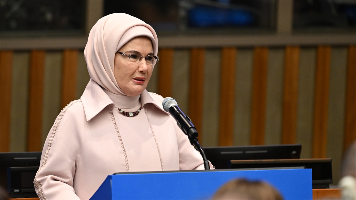 Emine Erdoğan: İklim krizinin karşısında dünyamızı korumak, sınırları aşan bir dayanışmayı gerekli kılıyor Emine Erdoğan: İklim krizinin karşısında dünyamızı korumak, sınırları aşan bir dayanışmayı gerekli kılıyor