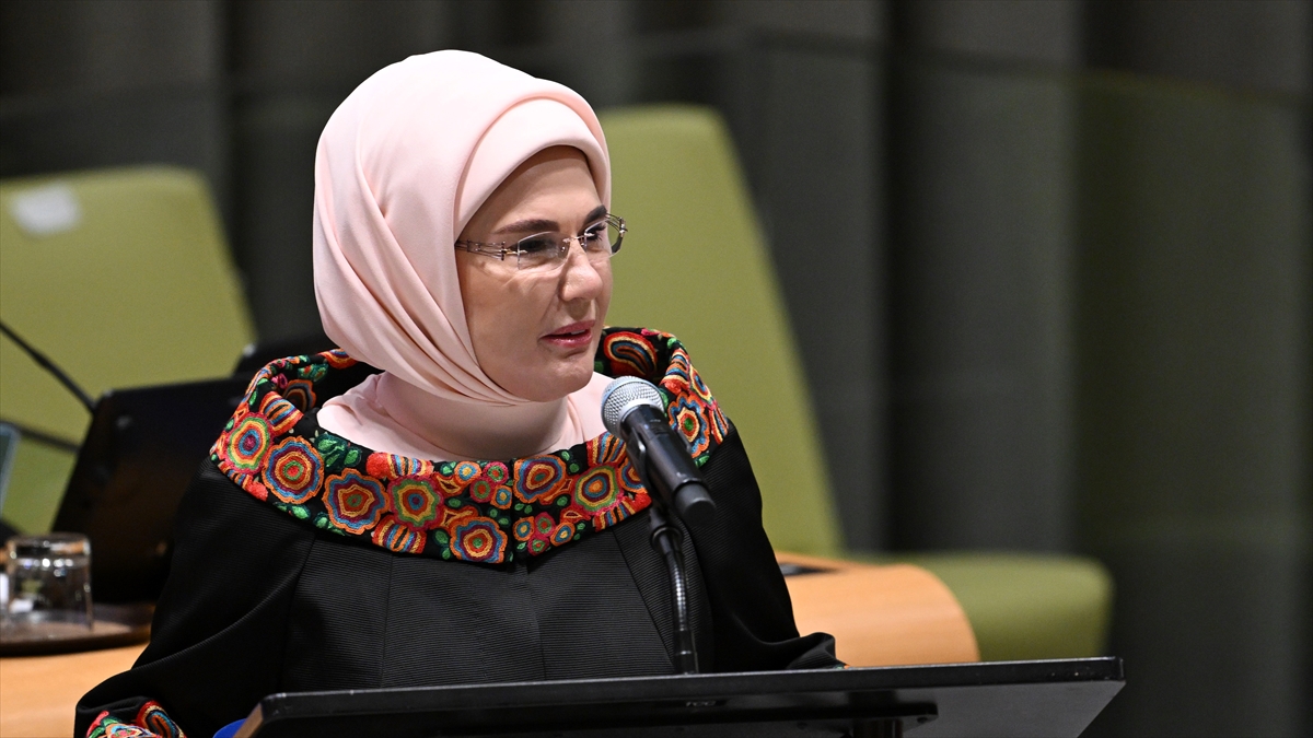 Emine Erdoğan: Okyanuslar nefes alamıyor, şehirler atıklarıyla mücadele edemiyor Emine Erdoğan: Okyanuslar nefes alamıyor, şehirler atıklarıyla mücadele edemiyor