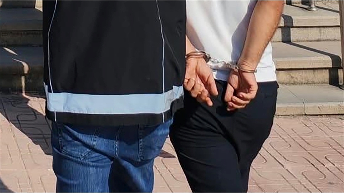FETÖ’nün suikast timinde yer alan Karatepe’ye maddi destek sağlayan 10 şüpheli yakalandı FETÖ’nün suikast timinde yer alan Karatepe’ye maddi destek sağlayan 10 şüpheli yakalandı