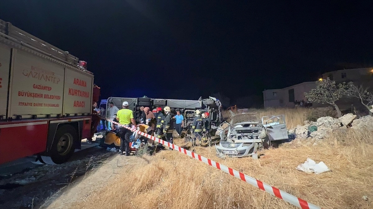 Gaziantep’te yolcu midibüsü ile otomobilin çarpışması sonucu 7 kişi hayatını kaybetti, 13 kişi yaralandı Gaziantep’te yolcu midibüsü ile otomobilin çarpışması sonucu 7 kişi hayatını kaybetti, 13 kişi yaralandı