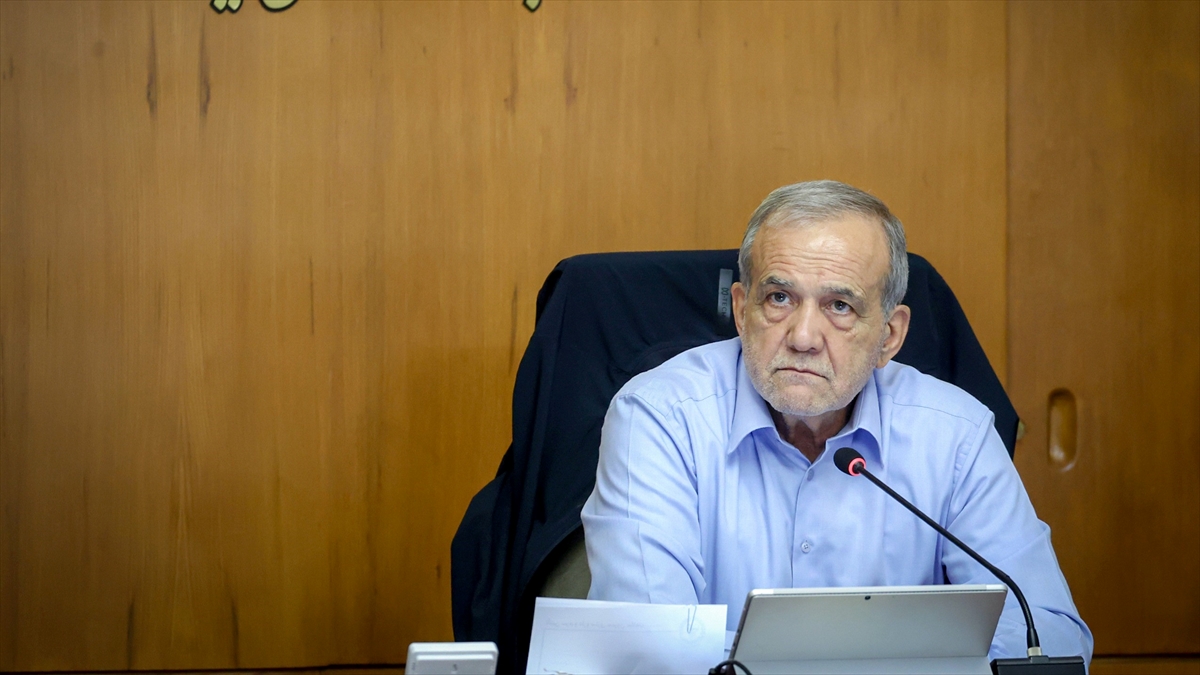 İran’da lüks otomobil ithalatı Cumhurbaşkanı Pezeşkiyan’ın talimatıyla durduruldu İran’da lüks otomobil ithalatı Cumhurbaşkanı Pezeşkiyan’ın talimatıyla durduruldu