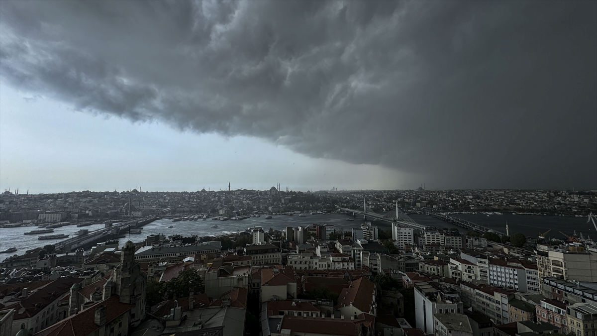 İstanbul için kuvvetli yağış ve fırtına uyarısı İstanbul için kuvvetli yağış ve fırtına uyarısı