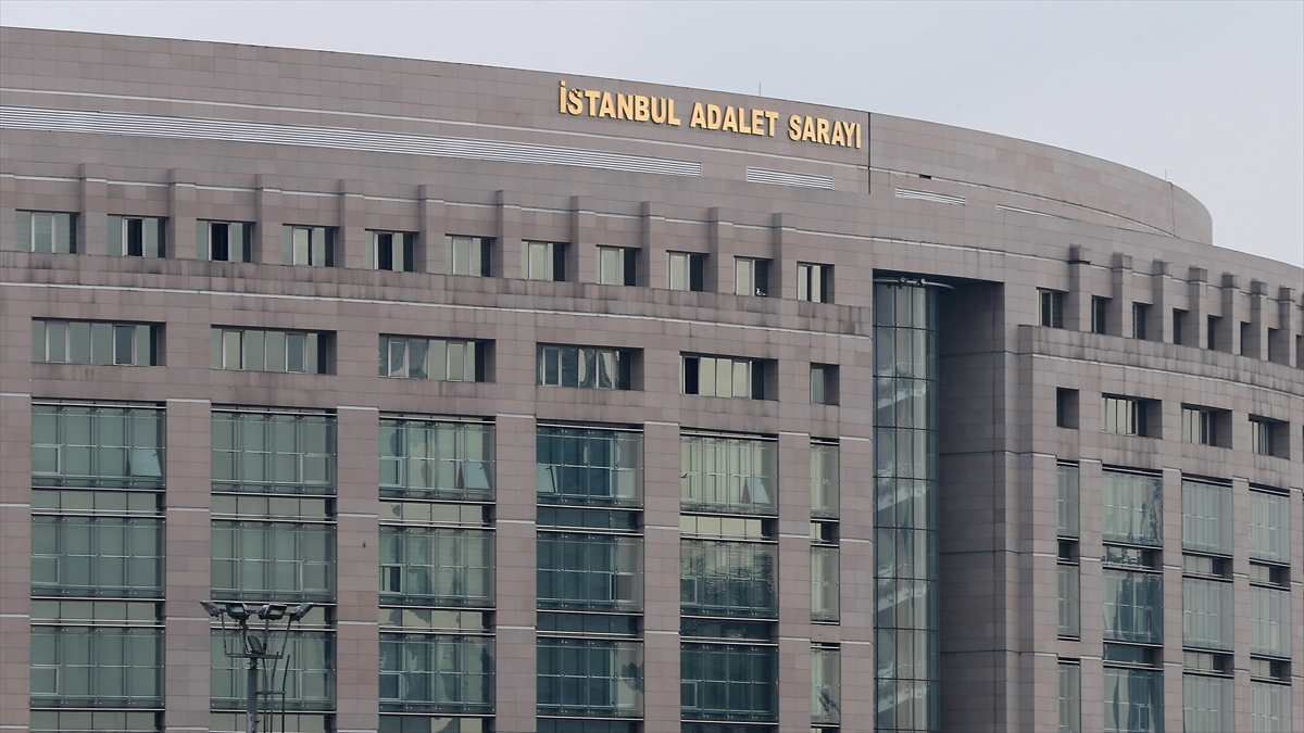 İstanbul merkezli “usulsüz vatandaşlık” operasyonunda yakalanan 52 şüpheliye tutuklama talebi İstanbul merkezli “usulsüz vatandaşlık” operasyonunda yakalanan 52 şüpheliye tutuklama talebi