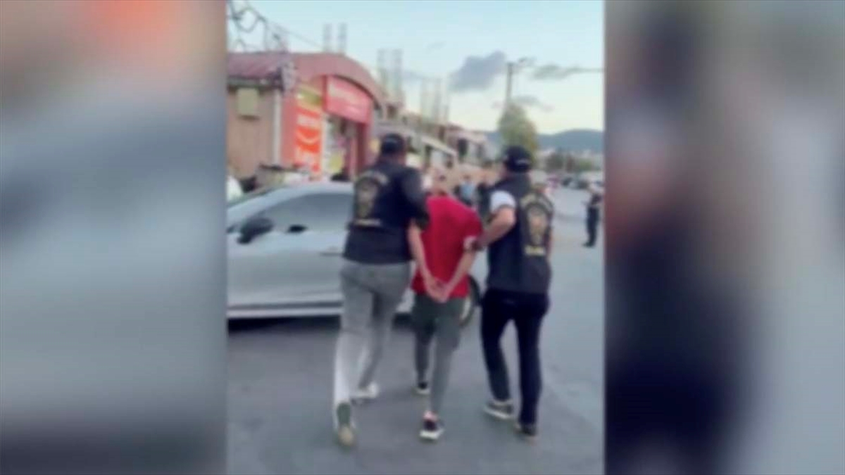 İstanbul’da suç örgütü operasyonunda yakalanan 15 şüpheli tutuklandı İstanbul’da suç örgütü operasyonunda yakalanan 15 şüpheli tutuklandı