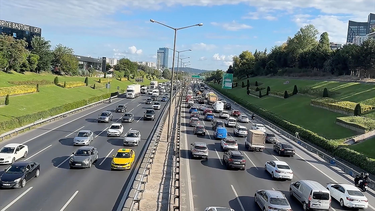 İstanbul’da uyum haftası ve ilk iş gününde trafik yoğunluğu İstanbul’da uyum haftası ve ilk iş gününde trafik yoğunluğu