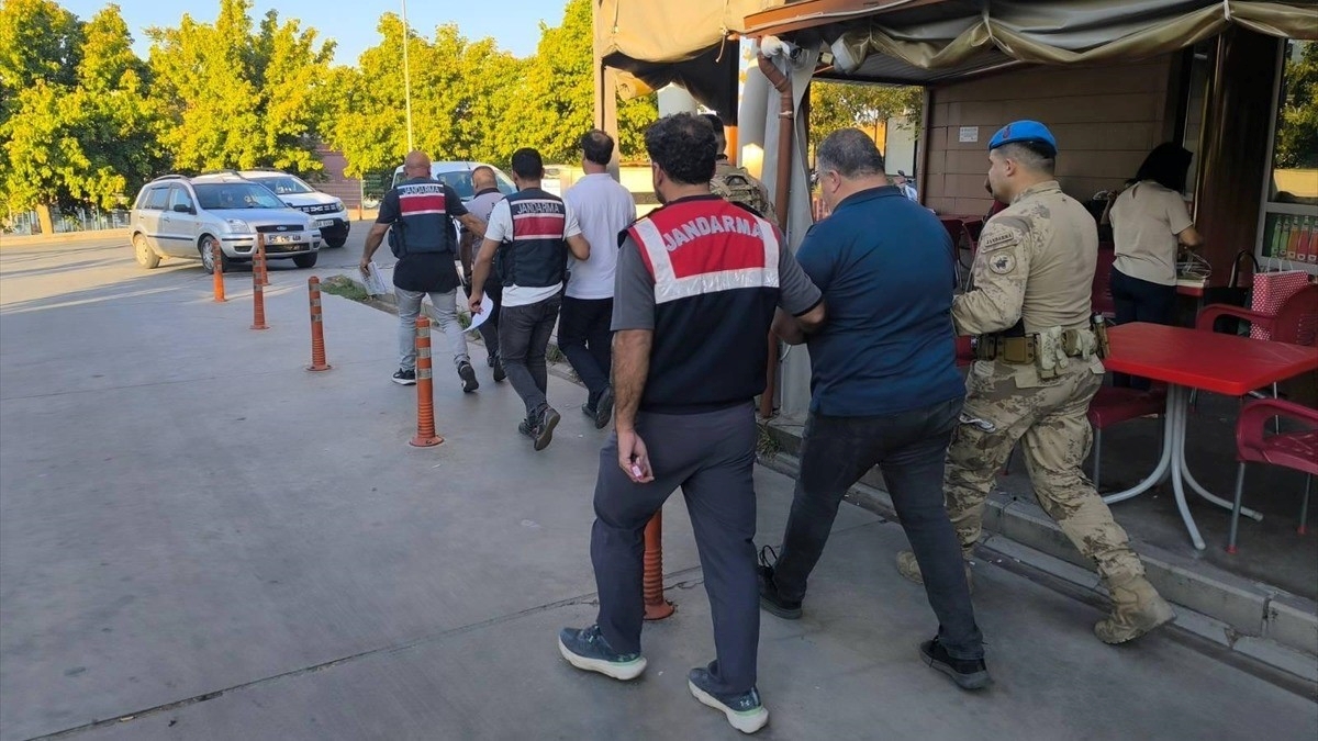 İzmir’de FETÖ operasyonunda 21 şüpheli yakalandı İzmir’de FETÖ operasyonunda 21 şüpheli yakalandı