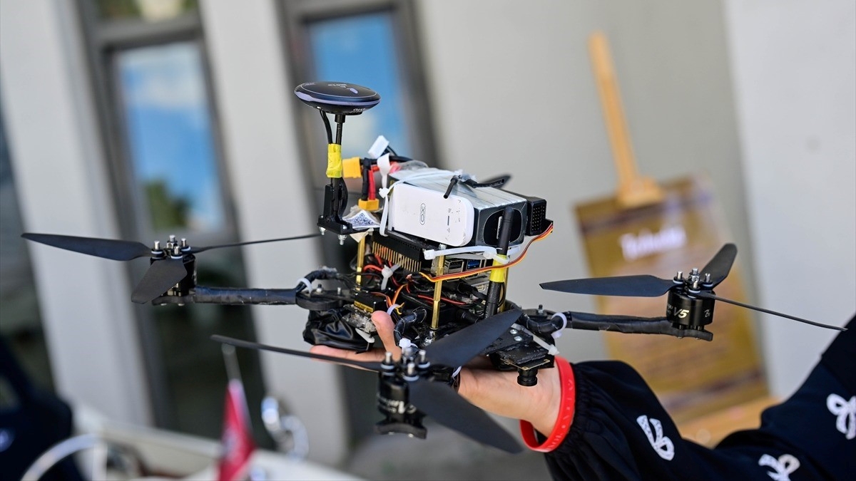 Kadıköy Anadolu İmam Hatip Lisesinin kız öğrencilerinden TEKNOFEST dron yarışmasında üçüncülük Kadıköy Anadolu İmam Hatip Lisesinin kız öğrencilerinden TEKNOFEST dron yarışmasında üçüncülük