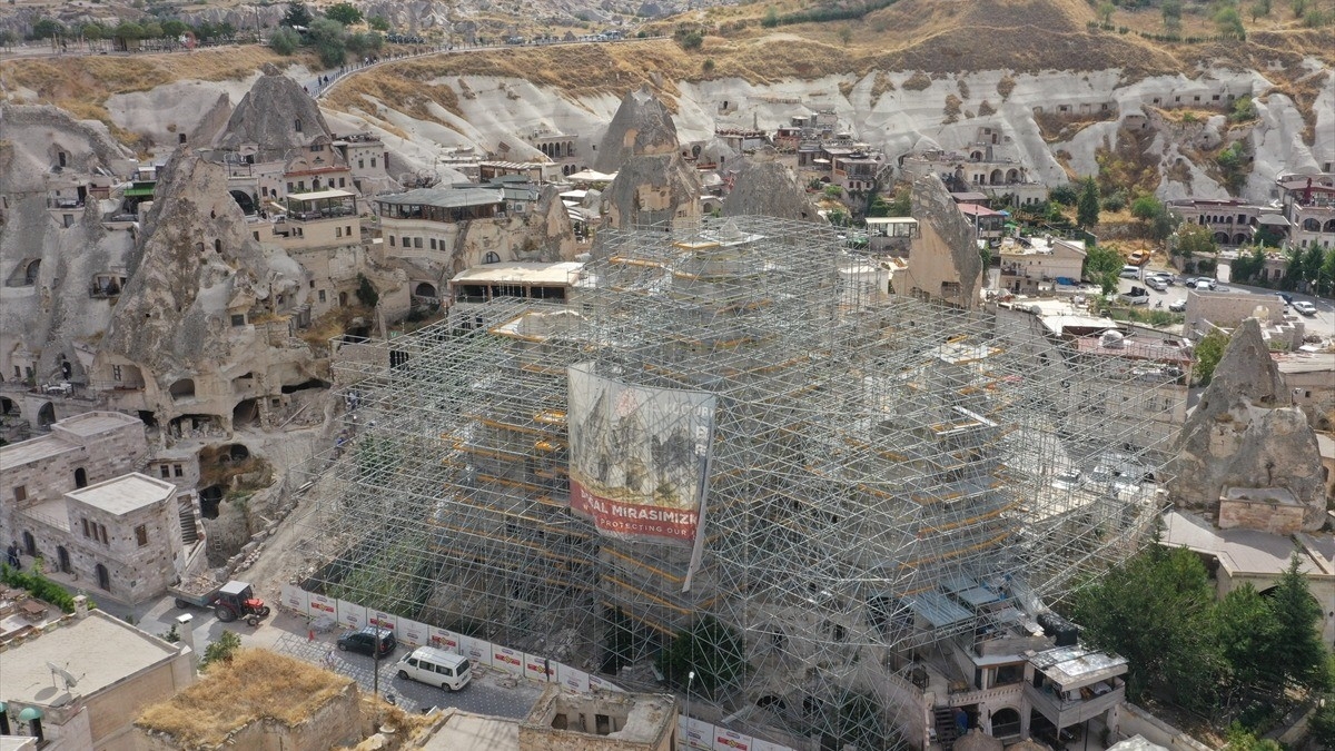 Kapadokya’da risk oluşturan peribacalarında restorasyon çalışmaları sürüyor Kapadokya’da risk oluşturan peribacalarında restorasyon çalışmaları sürüyor