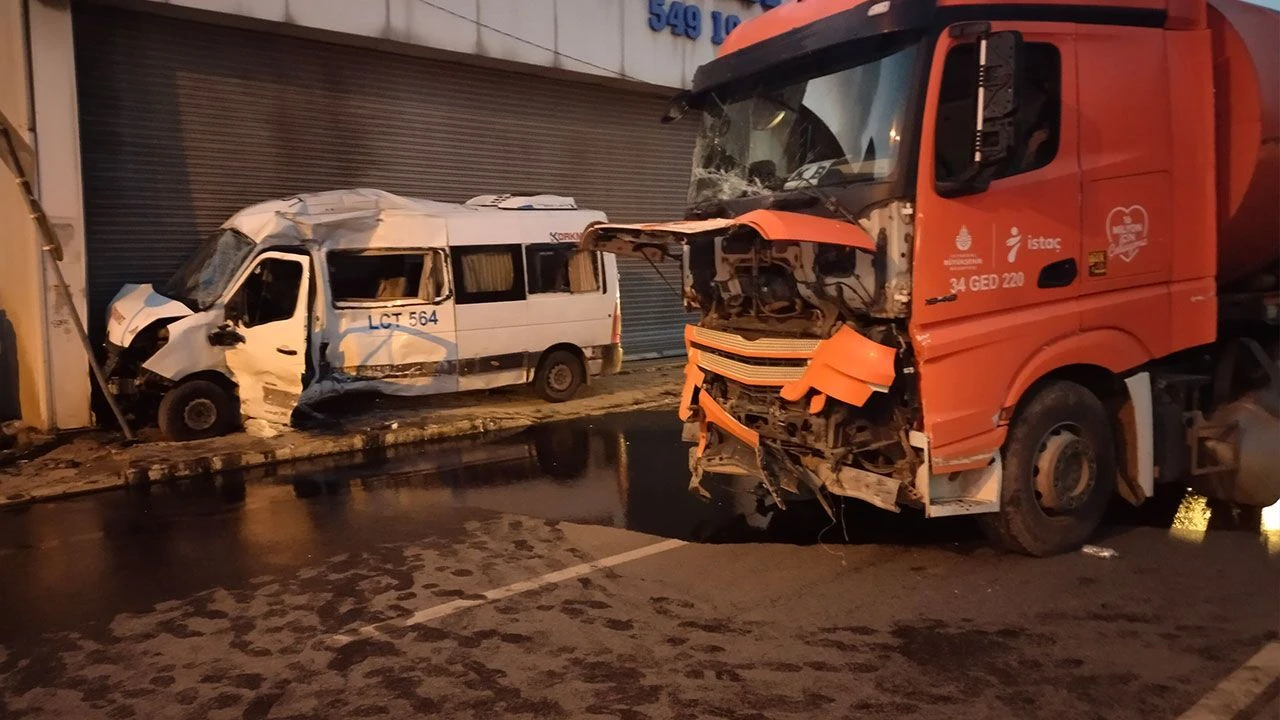 Ümraniye’de servis minibüsü ile atık kamyonu çarpıştı… Ümraniye’de servis minibüsü ile atık kamyonu çarpıştı…