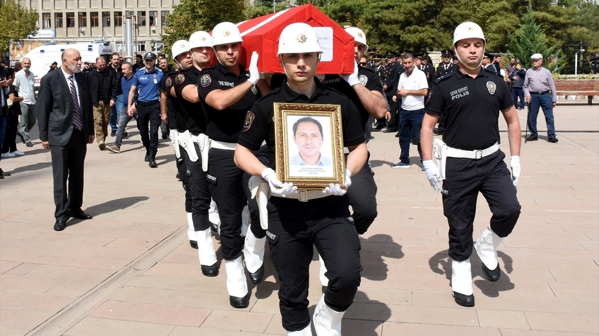 Kırıkkale’de trafik kazasına müdahale ederken başka bir aracın çarpması sonucu şehit olan polis için cenaze töreni