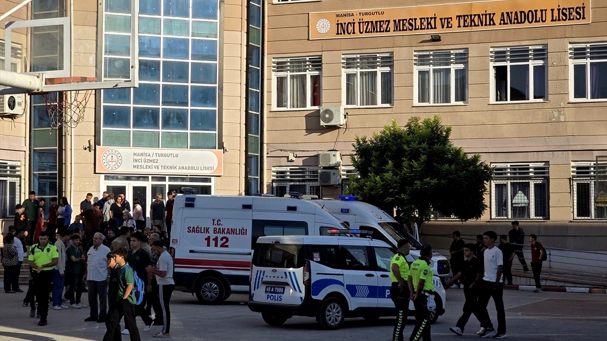 Manisa’da okul yakınında silahla ateş açıldı, 2’si ağır 11 öğrenci yaralandı Manisa’da okul yakınında silahla ateş açıldı, 2’si ağır 11 öğrenci yaralandı