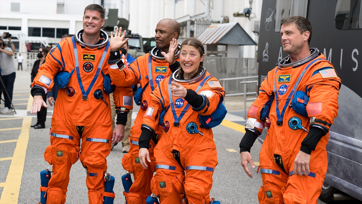 NASA’nın Artemis II misyonundaki iki astronot aktif görevlerinden ayrılıyor NASA’nın Artemis II misyonundaki iki astronot aktif görevlerinden ayrılıyor