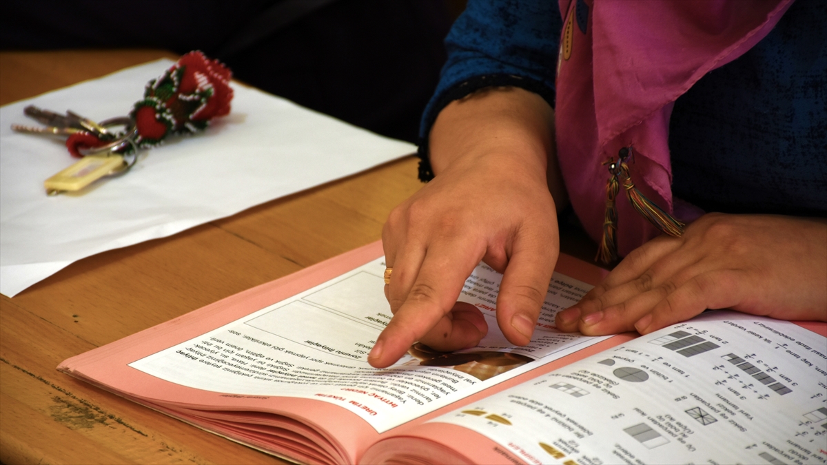 “Okuryazarlık Seferberliği” ile 8 yılda 450 binden fazla kadın okuma yazma öğrendi “Okuryazarlık Seferberliği” ile 8 yılda 450 binden fazla kadın okuma yazma öğrendi
