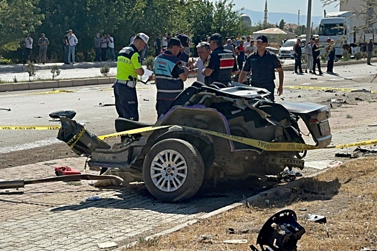 Kan donduran kaza! Otomobil ikiye bölündü, 2 ölü, 2 yaralı… Kan donduran kaza! Otomobil ikiye bölündü, 2 ölü, 2 yaralı…