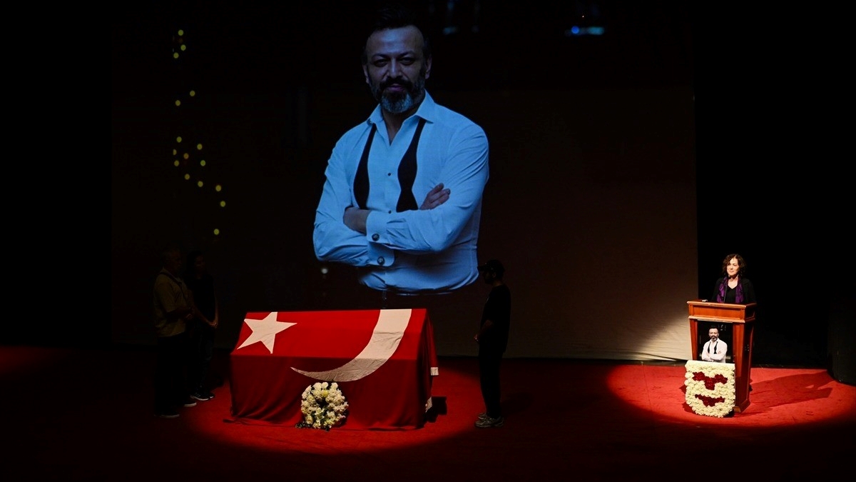 Oyuncu Serhat Kılıç son yolculuğuna uğurlanıyor