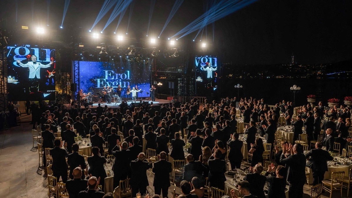 Özdilek Holding 55 yıllık yolculuğunu çalışma arkadaşlarıyla kutladı Özdilek Holding 55 yıllık yolculuğunu çalışma arkadaşlarıyla kutladı