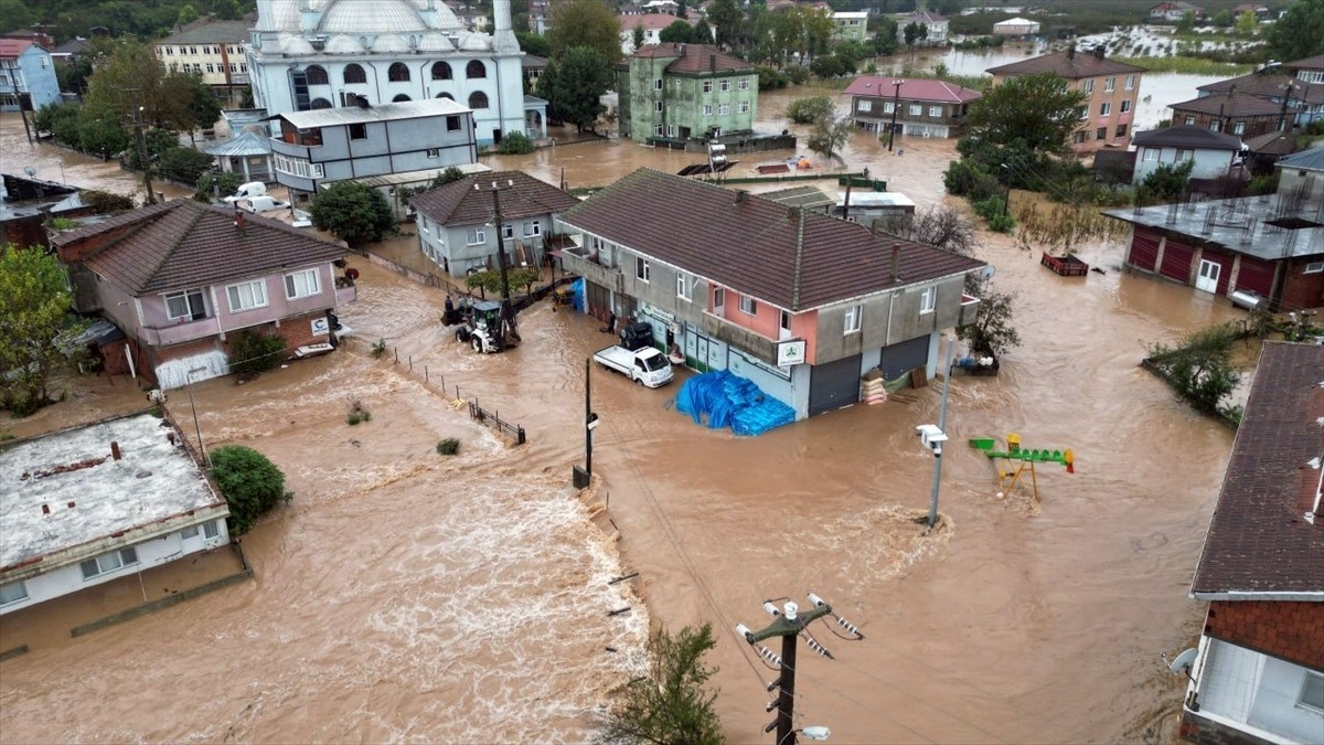 Sakarya’da kuvvetli yağış günlük yaşamı ve ulaşımı olumsuz etkiledi Sakarya’da kuvvetli yağış günlük yaşamı ve ulaşımı olumsuz etkiledi