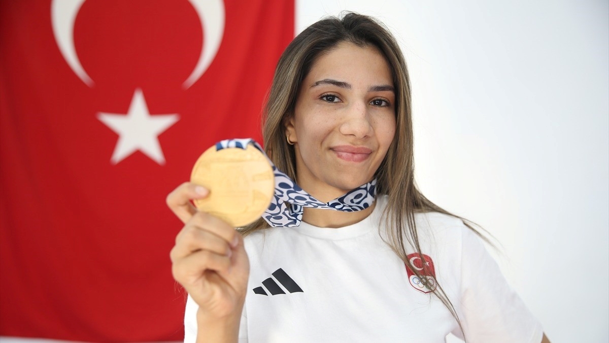 Şampiyon ablasının izinden giden Zehra, Akdeniz Oyunları’ndan altın madalyayla döndü
