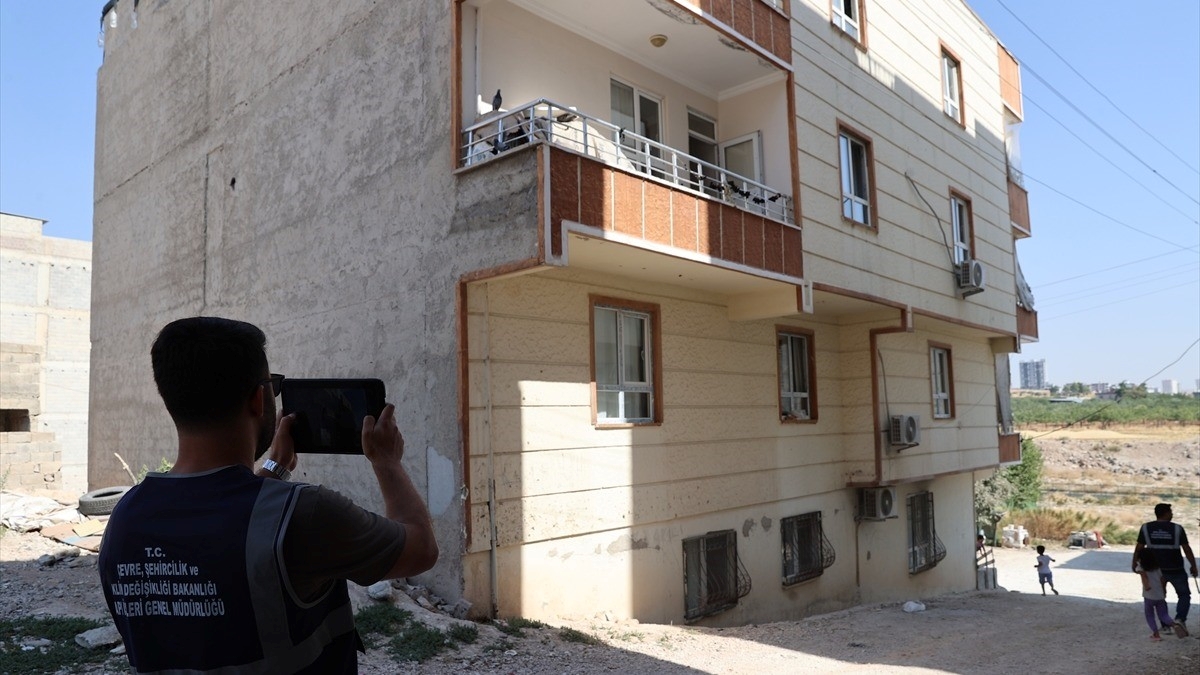 Şanlıurfa’da 5,4 büyüklüğündeki depremin ardından hasar tespit çalışmaları sürüyor Şanlıurfa’da 5,4 büyüklüğündeki depremin ardından hasar tespit çalışmaları sürüyor