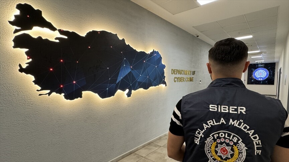 Siber suçlarla mücadele operasyonlarında 76 şüpheli tutuklandı Siber suçlarla mücadele operasyonlarında 76 şüpheli tutuklandı