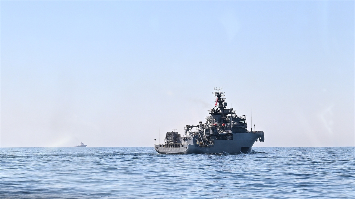 Silivri açıklarında batan gemi için arama çalışmaları hava ve deniz unsurlarıyla devam ediyor Silivri açıklarında batan gemi için arama çalışmaları hava ve deniz unsurlarıyla devam ediyor