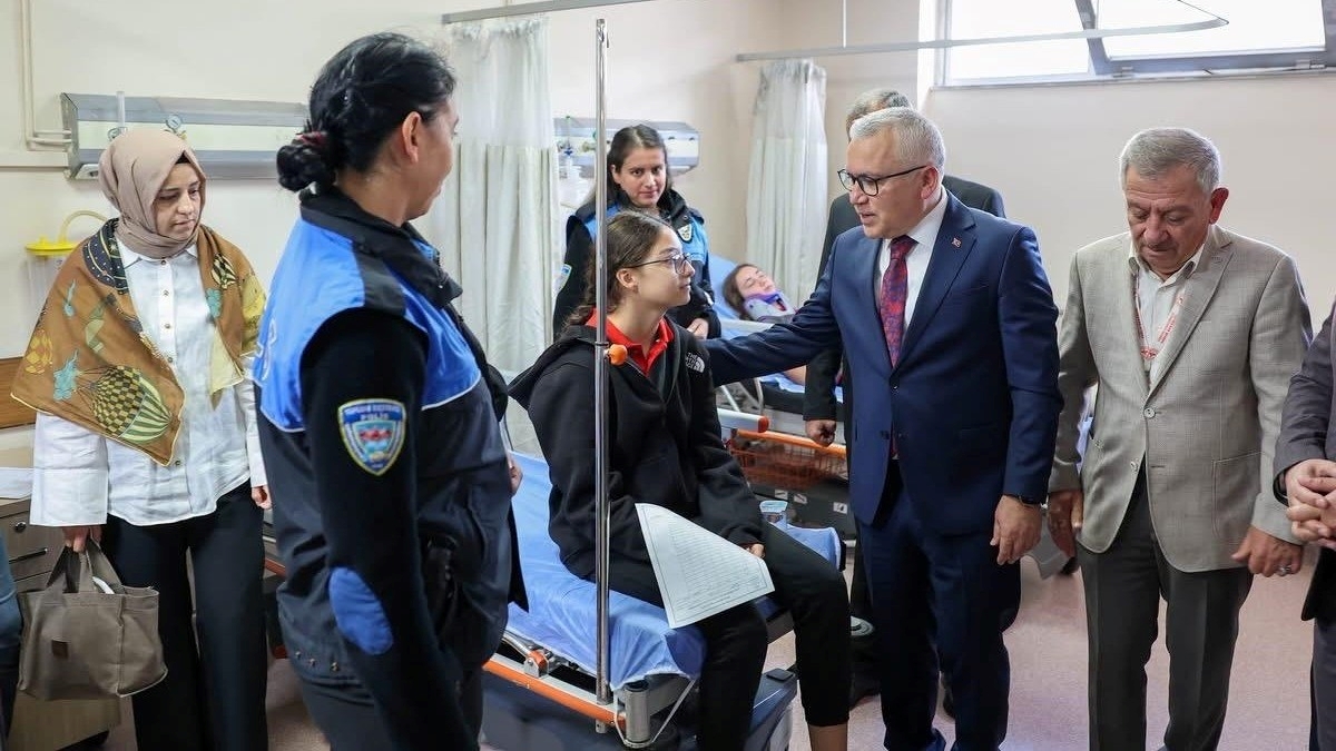 Sivas’ta öğrenci servisi ile polis aracı çarpıştı, 13 öğrenci ve 3 polis yaralandı Sivas’ta öğrenci servisi ile polis aracı çarpıştı, 13 öğrenci ve 3 polis yaralandı
