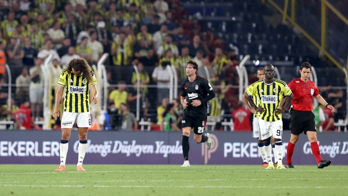 Süper Lig’de sezonun ilk derbisi Beşiktaş’ın Fenerbahçe’ye 2-1 üstünlüğü ile sona erdi Süper Lig’de sezonun ilk derbisi Beşiktaş’ın Fenerbahçe’ye 2-1 üstünlüğü ile sona erdi