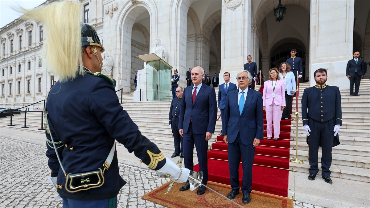 TBMM Başkanı Kurtulmuş, Portekiz’de mevkidaşı Aguiar-Branco tarafından resmi törenle karşılandı TBMM Başkanı Kurtulmuş, Portekiz’de mevkidaşı Aguiar-Branco tarafından resmi törenle karşılandı