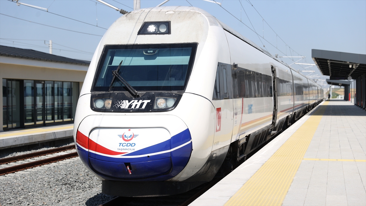 Türkiye’nin 170 yıllık demir yolu yolculuğu yeni yatırımlarla geleceğe taşınıyor Türkiye’nin 170 yıllık demir yolu yolculuğu yeni yatırımlarla geleceğe taşınıyor