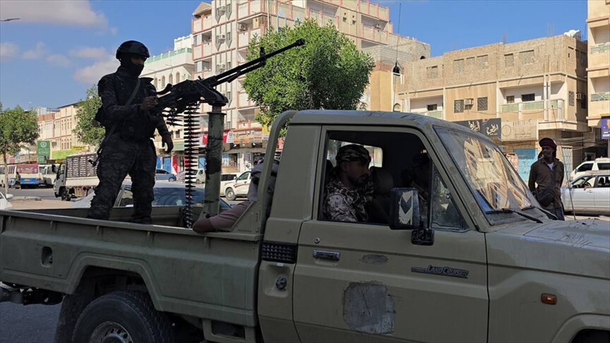 Yemen’in başkenti Sana’da Husilerin İHA’ları hedef almasının ardından patlama sesleri duyuldu