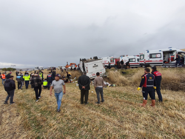 Afyonkarahisar Şuhut’ta midibüs şarampole devrildi, 25 kişi yaralandı… Afyonkarahisar Şuhut’ta midibüs şarampole devrildi, 25 kişi yaralandı…