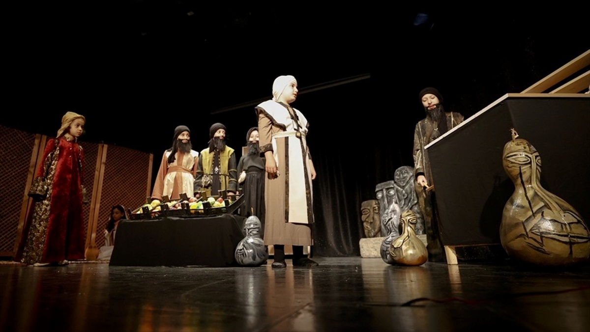 Aile ortamında başlayan canlandırmalar çocukları tiyatro sahnesine taşıdı Aile ortamında başlayan canlandırmalar çocukları tiyatro sahnesine taşıdı