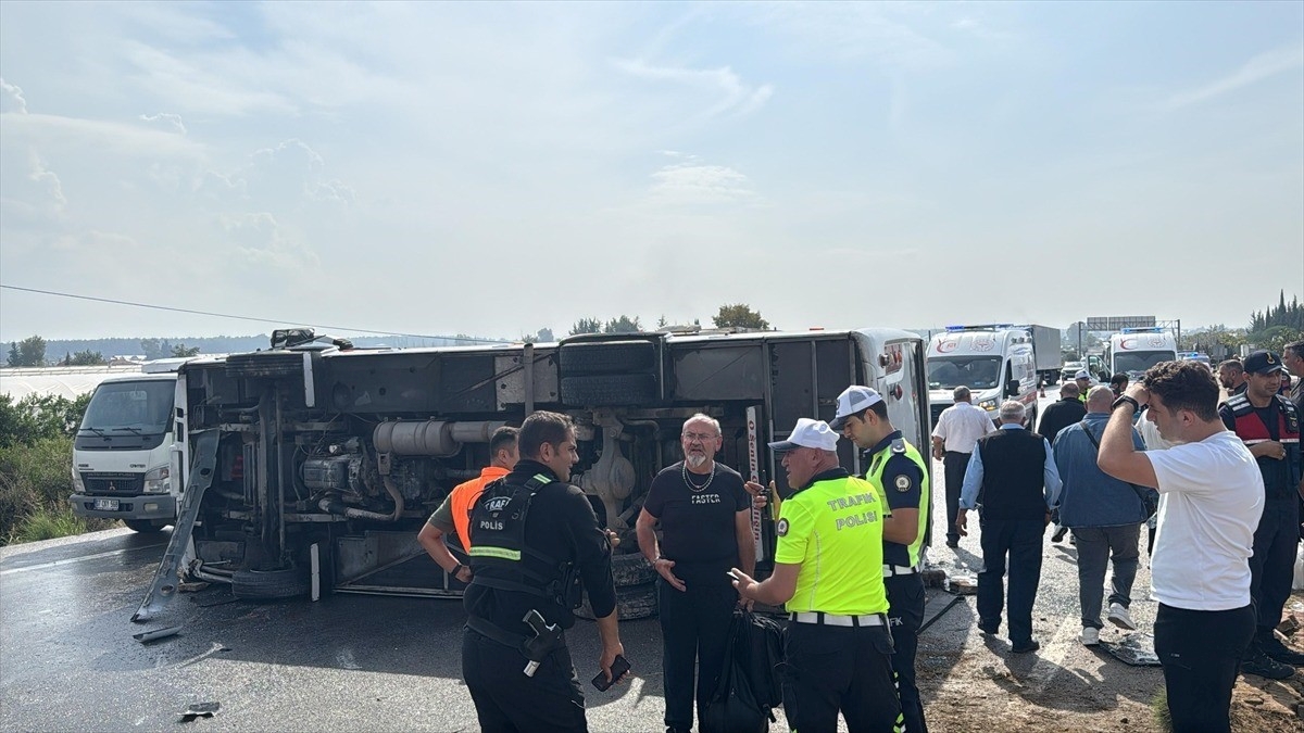 Antalya’da midibüsün devrilmesi sonucu 17 kişi yaralandı