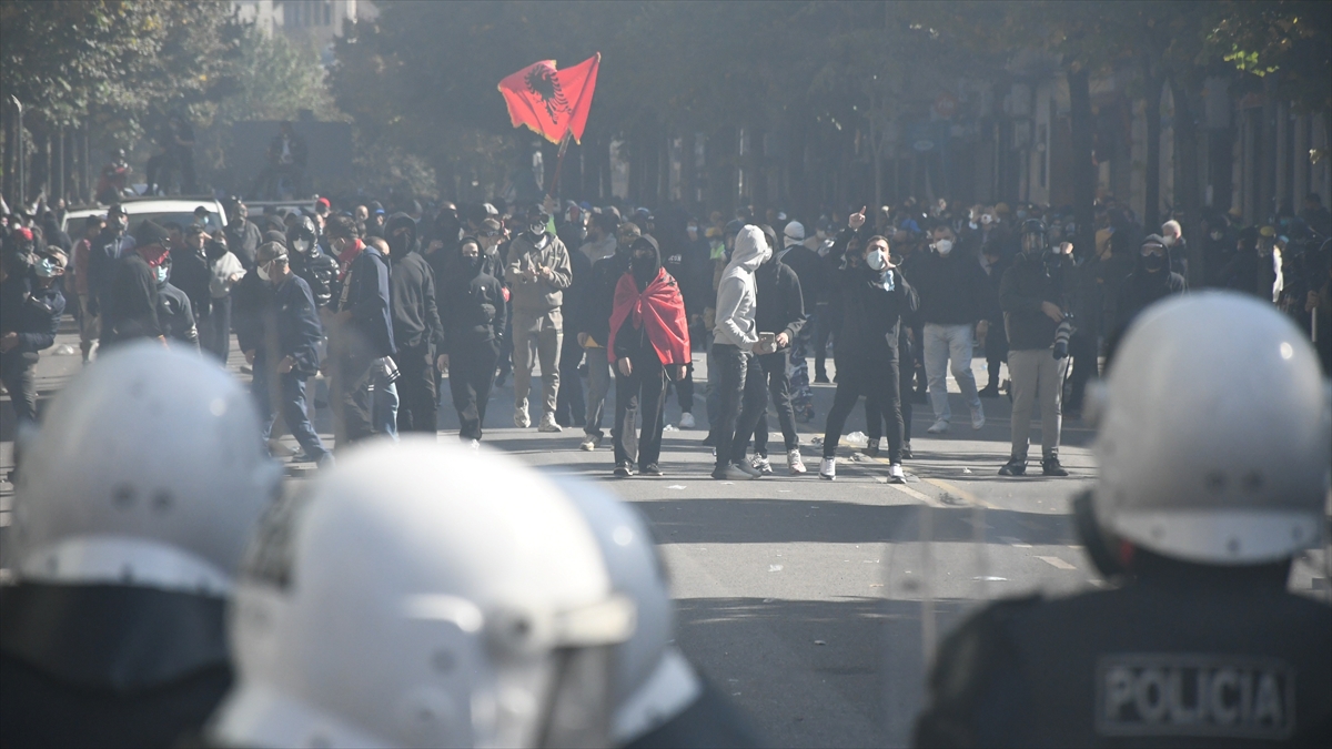 Arnavutluk’ta devam eden gösterilerde polis ve eylemciler karşı karşıya geldi