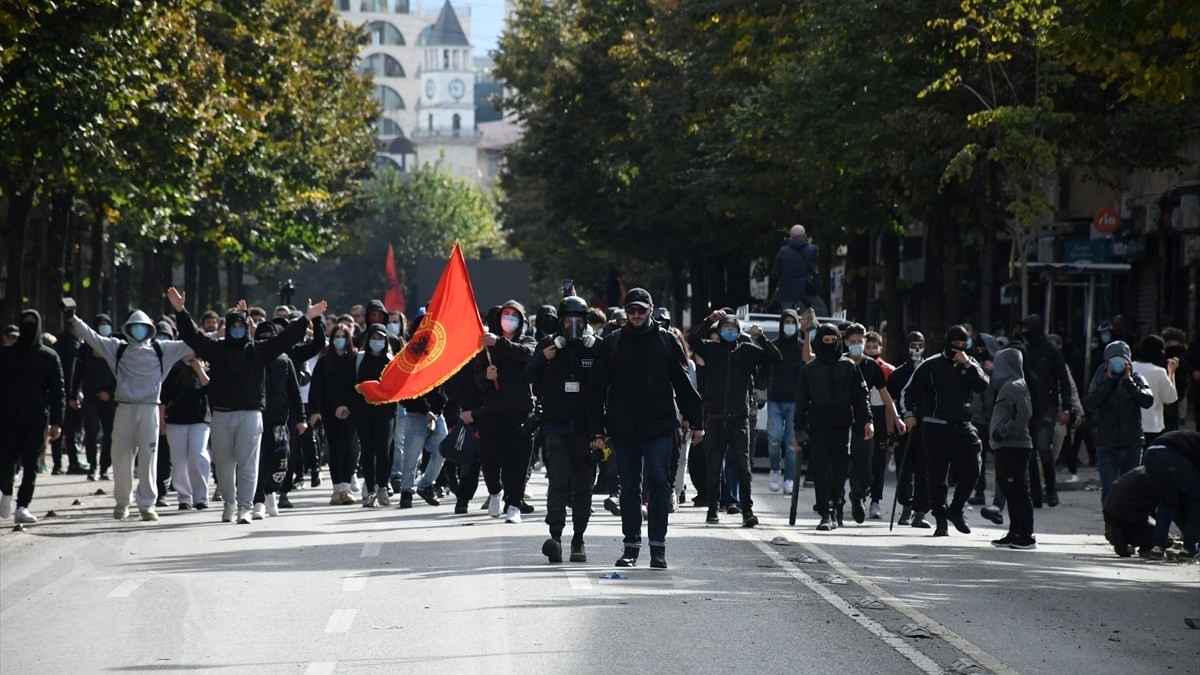 Arnavutluk’ta öğrencilerin eğitim koşullarının iyileştirilmesi talebiyle düzenlediği gösteriler sürüyor Arnavutluk’ta öğrencilerin eğitim koşullarının iyileştirilmesi talebiyle düzenlediği gösteriler sürüyor