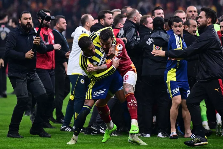 Galatasaray-Fenerbahçe derbisi dünyada olay oldu… Galatasaray-Fenerbahçe derbisi dünyada olay oldu…