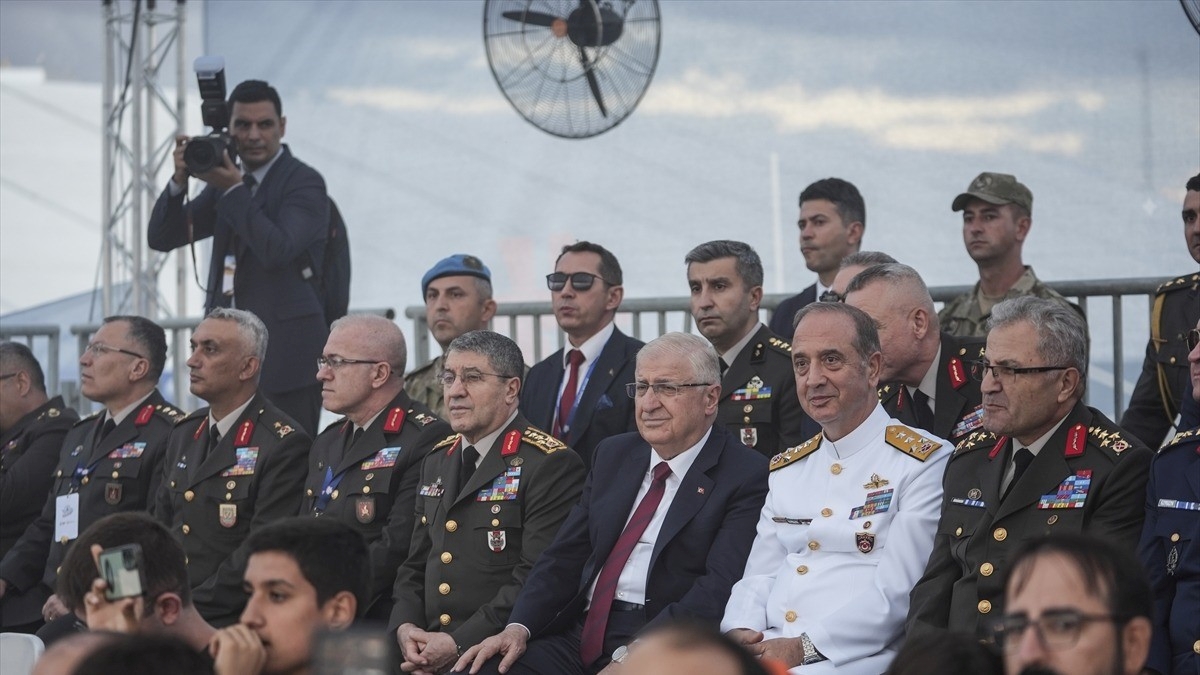 Bakan Güler TEKNOFEST Güneydoğu’da Türk Silahlı Kuvvetlerinin gösterilerini izledi
