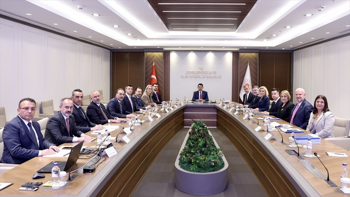 Bakan Kurum, İzmir Büyükşehir Belediye Başkanı Tugay ile görüştü Bakan Kurum, İzmir Büyükşehir Belediye Başkanı Tugay ile görüştü