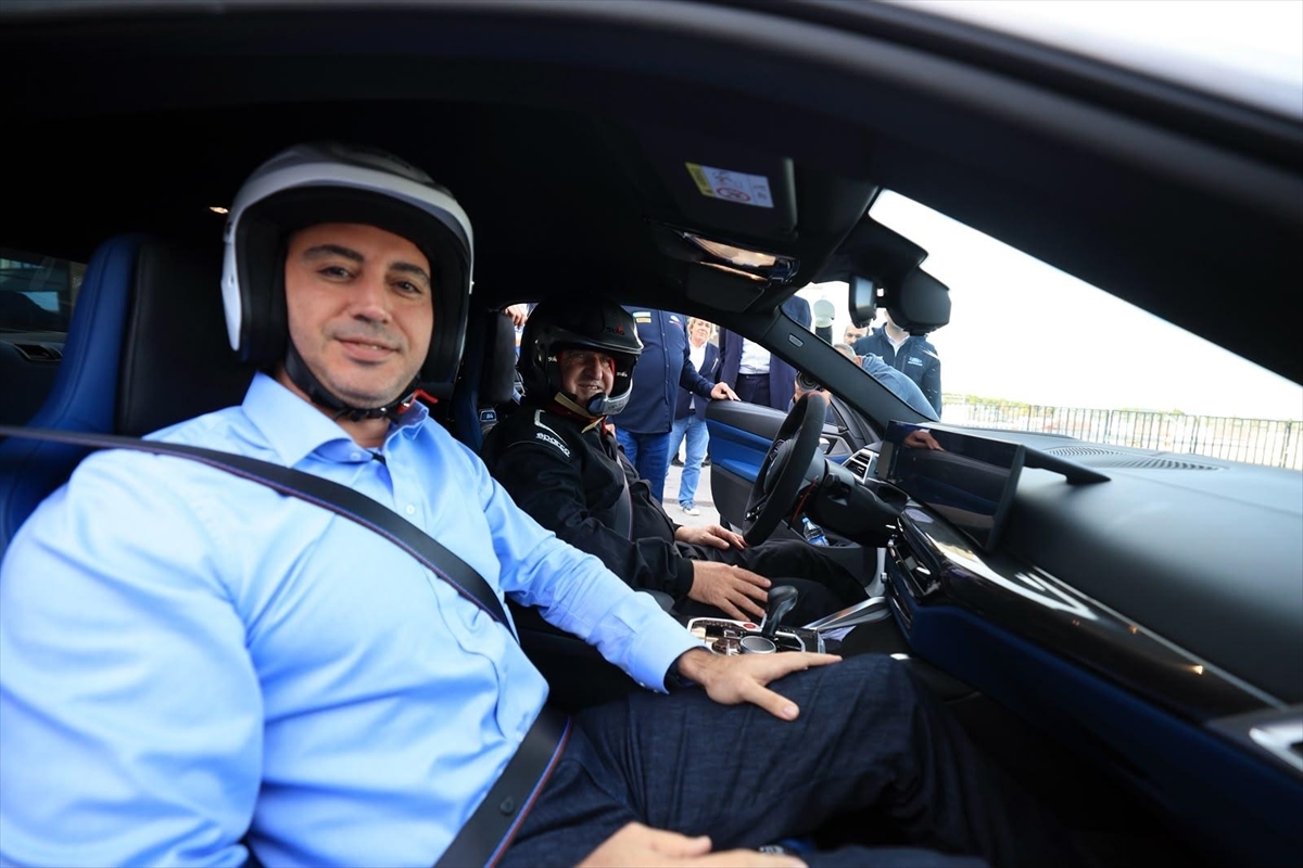 Bakan Osman Aşkın Bak, Formula 1 öncesi İstanbul Park’ta sürüş yaptı Bakan Osman Aşkın Bak, Formula 1 öncesi İstanbul Park’ta sürüş yaptı