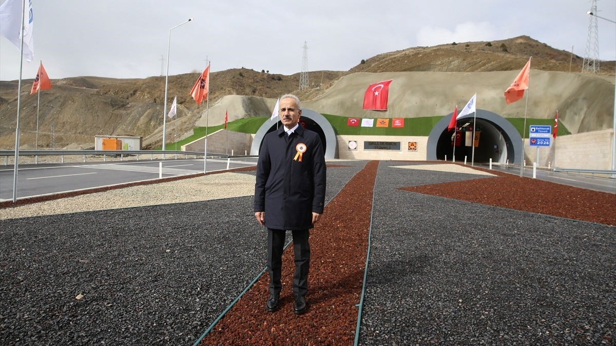 Bakan Uraloğlu: Dallıkavak Tüneli ile yolumuzu 20 dakikadan 5 dakikaya indirdik Bakan Uraloğlu: Dallıkavak Tüneli ile yolumuzu 20 dakikadan 5 dakikaya indirdik