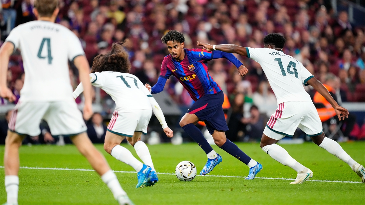 Barcelona ve Manchester City ilk mağlubiyetlerini yaşadığı haftada zirveye tutundu Barcelona ve Manchester City ilk mağlubiyetlerini yaşadığı haftada zirveye tutundu