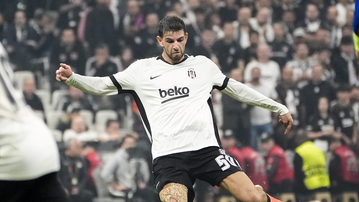Beşiktaşlı futbolcu Ümit Akdağ’ın sağ elinde kırık tespit edildi