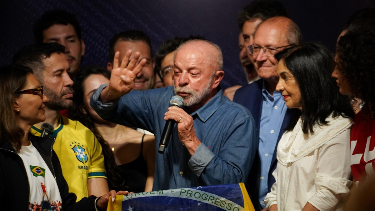 Brezilya’da Lula da Silva dördüncü kez devlet başkanı seçildi