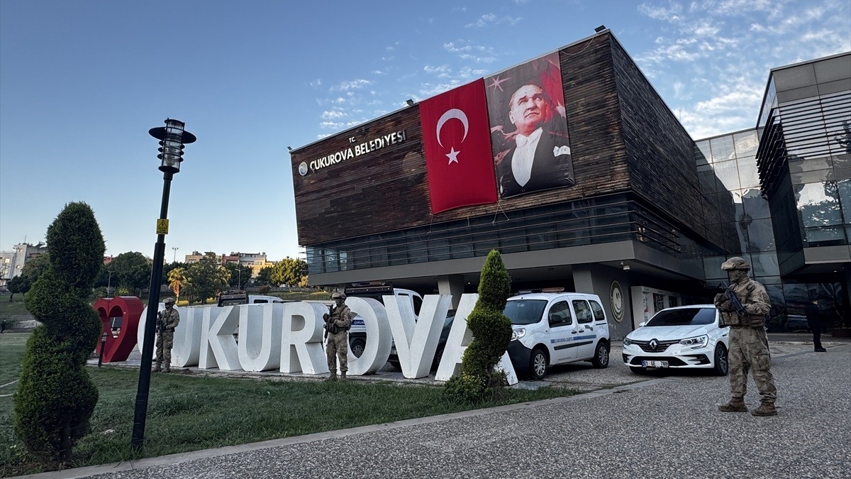 Çukurova Belediyesindeki usulsüzlüklere yönelik operasyonda 44 kişi gözaltında