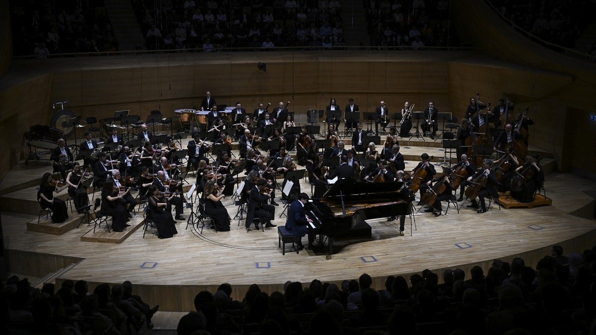 Cumhurbaşkanlığı Senfoni Orkestrası, kuruluşunun 200. yılına özel konserle yeni sezonu açtı Cumhurbaşkanlığı Senfoni Orkestrası, kuruluşunun 200. yılına özel konserle yeni sezonu açtı