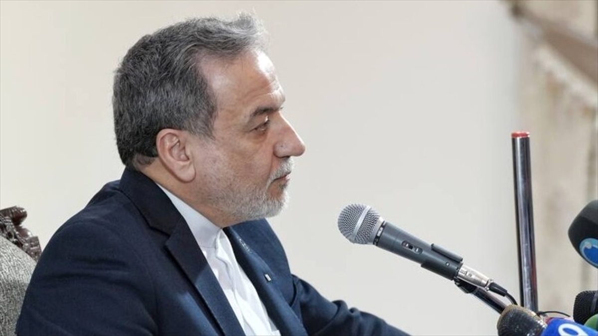 Erakçi, askeri üs olayıyla ilgili İran’ı suçlayan İngiltere’nin şüphelileri serbest bırakmasını sorguladı
